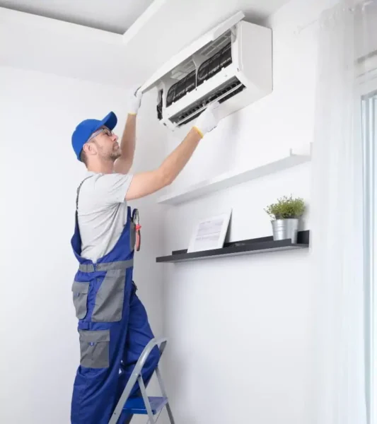 Một bức ảnh chụp chồng lớp, trong đó hai doanh nhân đang bắt tay, được chồng lên khung cảnh đường chân trời thành phố mờ ảo vào ban đêm.